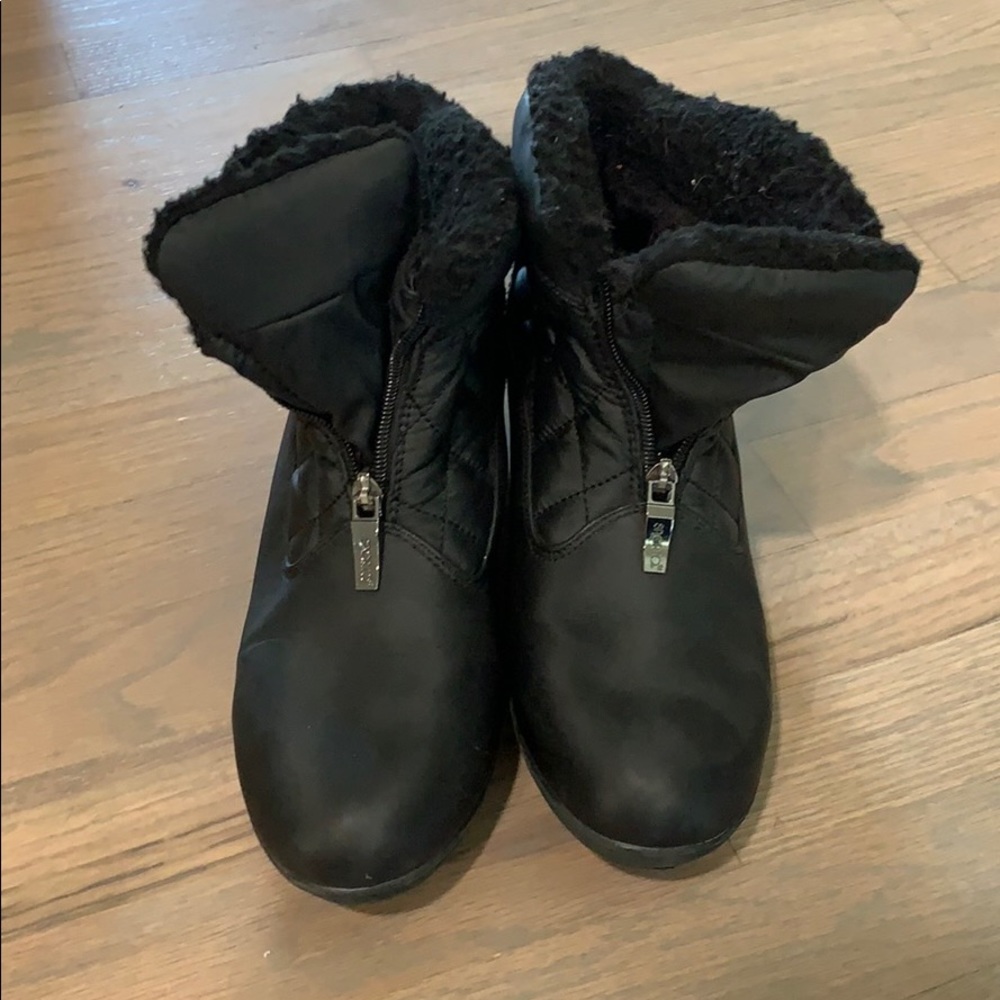 Snow boots